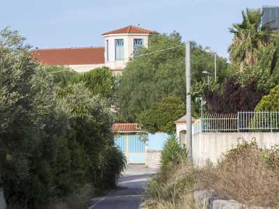 Una volta scesi ci imbattiamo nel casino della masseria: un elegante edificio con il tetto rosso a falde spioventi che ha avuto sicuramente pi� fortuna del fabbricato principale. �La Villa� infatti � stata recuperata 
e adibita a locale serale e ospita da tempo la discoteca �Mulata�